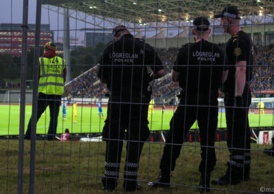 Policiers en manche courte pour surveiller le match de foot Islande vs. Ukraine - il fait 10 °