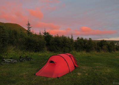 Voyage vélo in islande, ciel kitsch au camping de Husavik