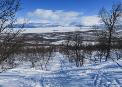 Le lac de Torneträsk est souvent gelé jusqu'au mois de juin