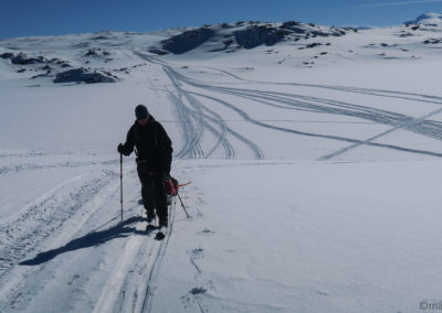 En skis et pulka entre Unna Allakas et Katterjakk